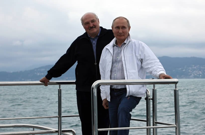 Президенты Белоруссии и России Александр Лукашенко (слева) и Владимир Путин во время морской прогулки в Сочи