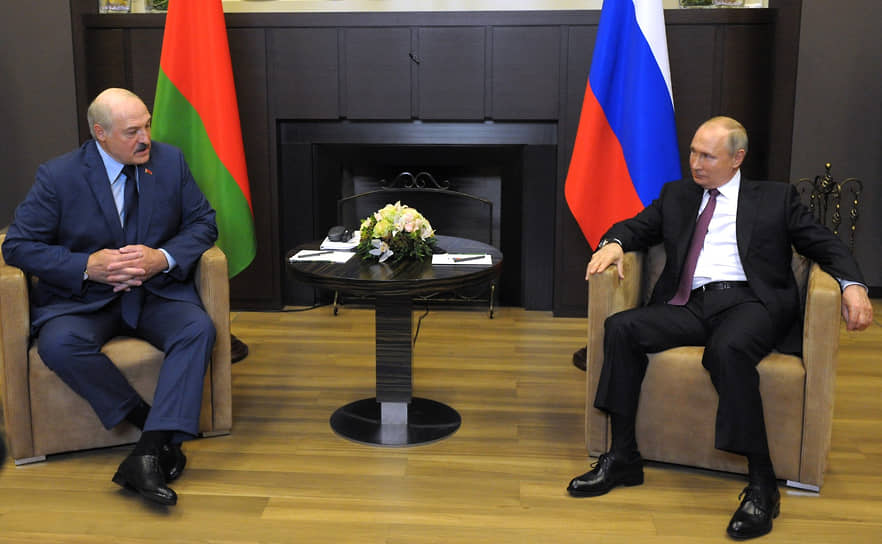 Президент Белоруссии Александр Лукашенко (слева) и президент России Владимир Путин в сочинской резиденции Бочаров Ручей 29 мая 2021 года