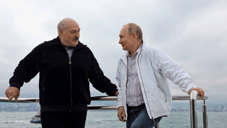 Президент Белоруссии Александр Лукашенко (слева) и президент России Владимир Путин во время морской прогулки в Сочи 