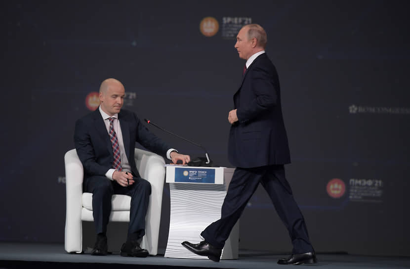 Модератор пленарного заседания Станислав Натанзон (слева) и президент России Владимир Путин
