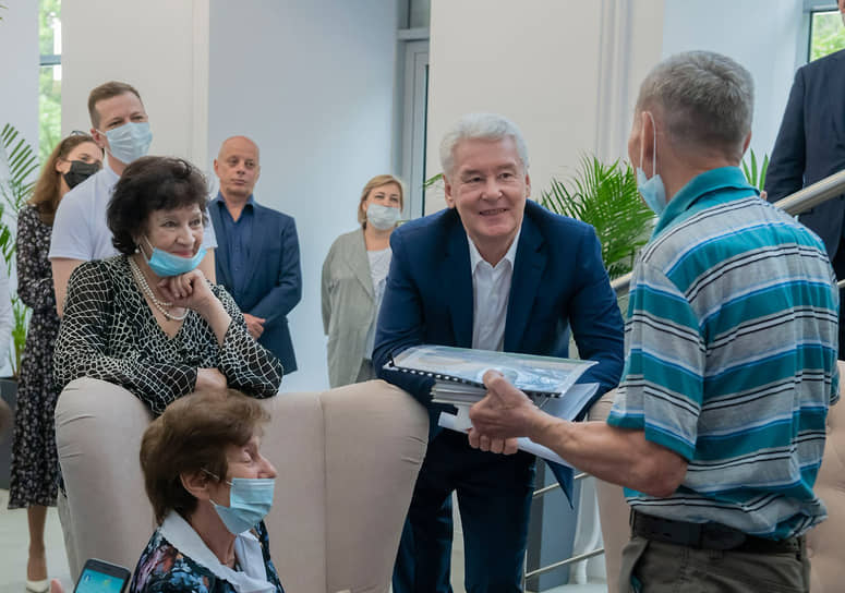 Мэр Москвы Сергей Собянин во время посещения клуба для людей старшего поколения «Мой социальный центр»