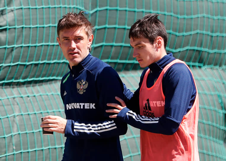 Футболисты Юрий Жирков (слева) и Вячеслав Караваев