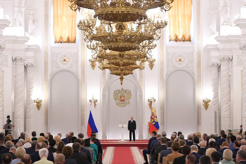 Президент России Владимир Путин на встрече с депутатами Госдумы