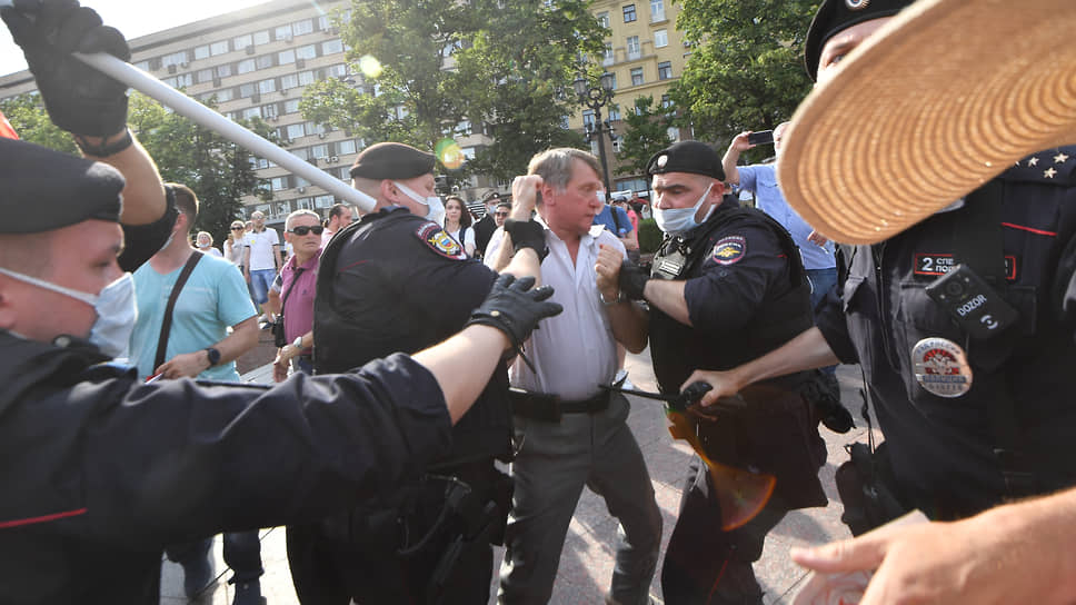 Полиция разогнала акцию против обязательной вакцинации в Москве - Новости –  Общество – Коммерсантъ