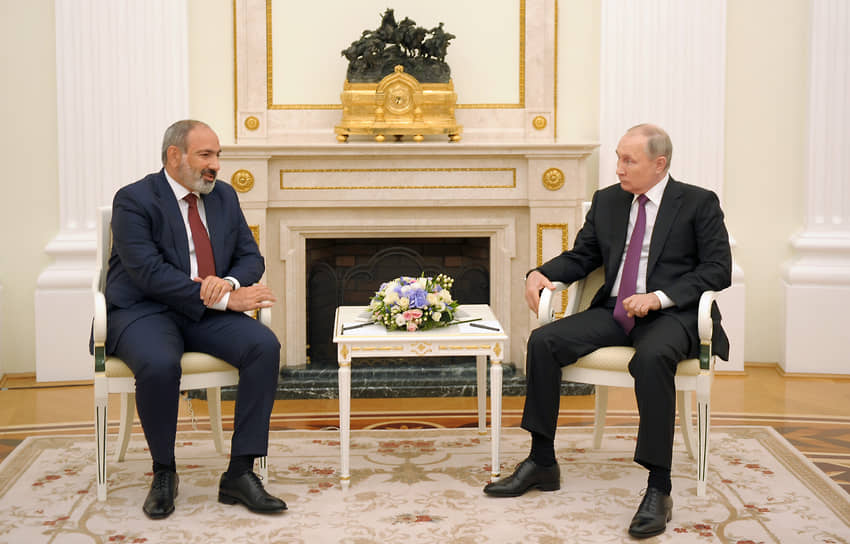 И. о. премьер-министра Армении Никол Пашинян (слева) и президент России Владимир Путин