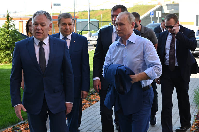 Президент России Владимир Путин (справа)