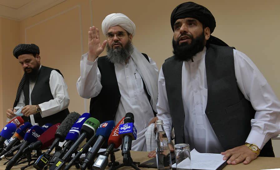 Представители движения «Талибан» на пресс-конференции в Москве