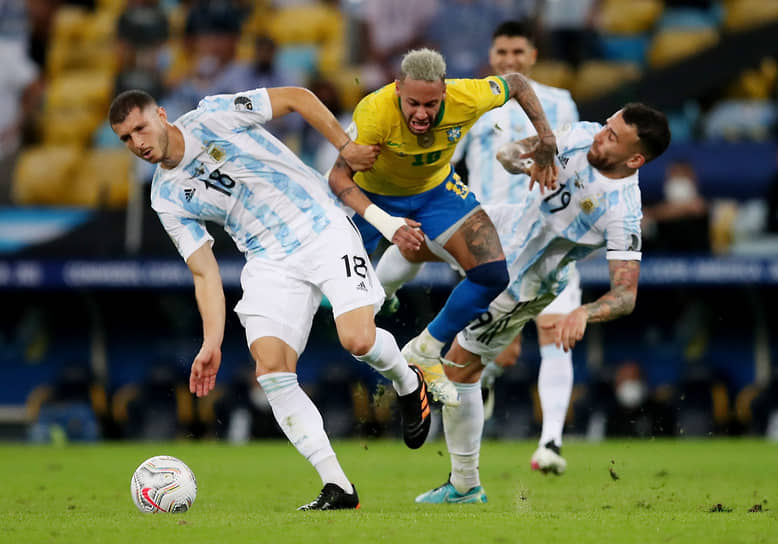 Бразильский нападающий Неймар (в центре) в борьбе за мяч с аргентинским полузащитником Гвидо Родригесом (слева) и защитником Николасом Отаменди