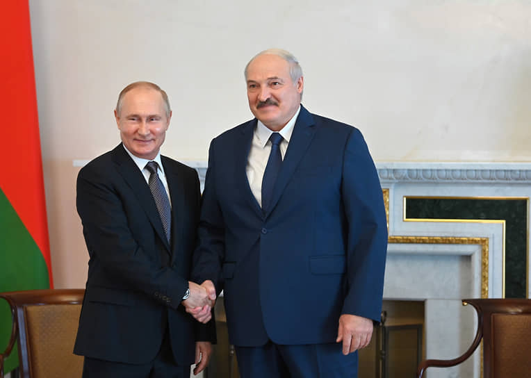 Президенты России и Белоруссии Владимир Путин (слева) и Александр Лукашенко