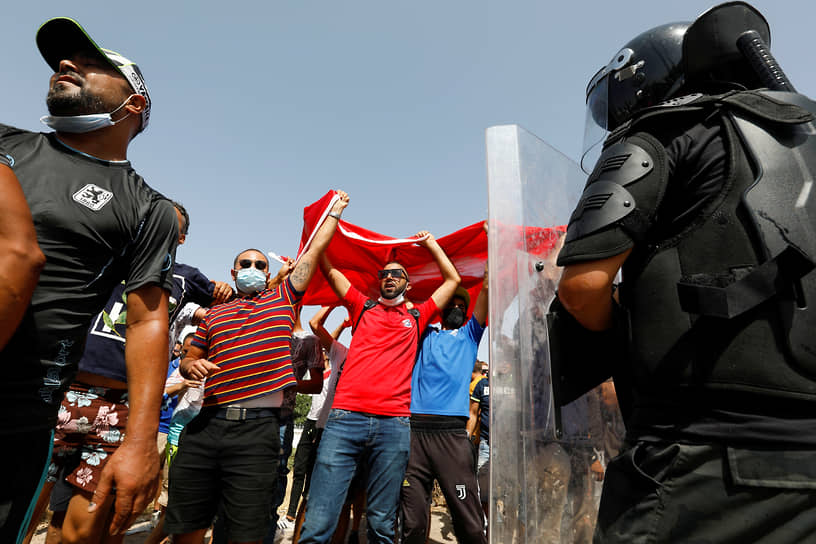 Столкновения сторонников президента Туниса Кайса Саида с исламистской партией «Ан-Нахда» у здания парламента в Тунисе