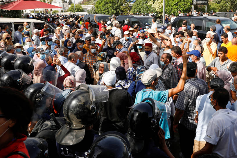 Столкновения сторонников президента Туниса Кайса Саида с исламистской партией «Ан-Нахда» у здания парламента в Тунисе