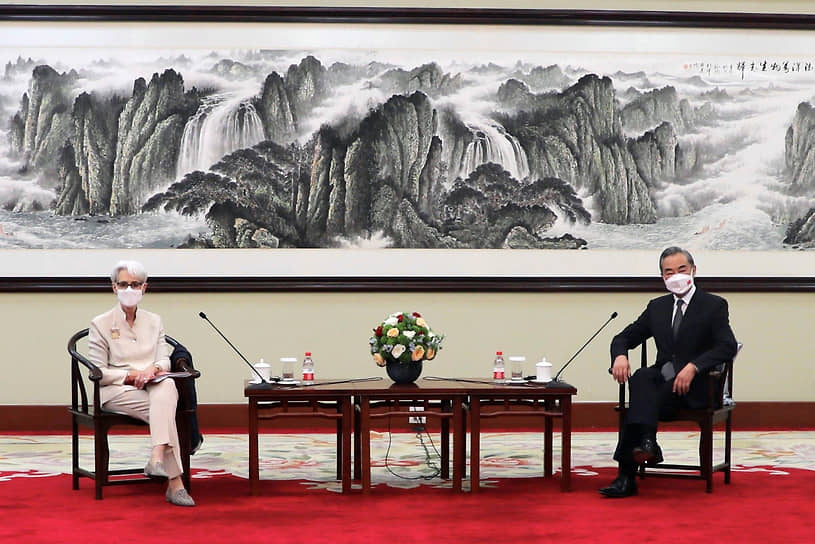 Министр иностранных дел Китая Ван И (справа) с заместителем госсекретаря США Уэнди Шерман