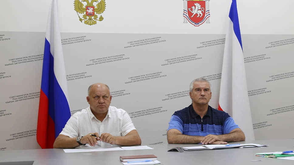 Врио главы администрации Керчи Святослав Брусаков (слева) и глава Республики Крым Сергей Аксенов