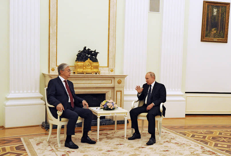Президенты Казахстана и России Касым-Жомарт Токаев (слева) и Владимир Путин
