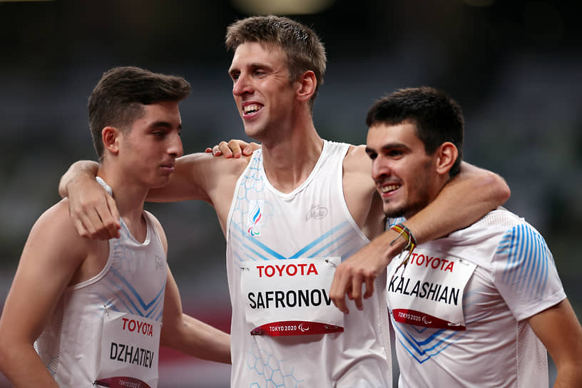 Слева направо: российские бегуны Давид Джатиев, Дмитрий Сафронов и Артем Калашян