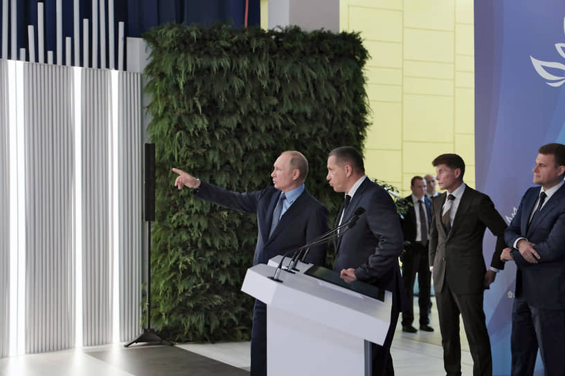 Президент России Владимир Путин (слева) и его полпред в ДФО Юрий Трутнев