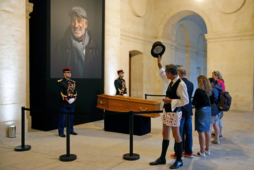 Мужчина в образе героя Жан-Поля Бельмондо из фильма «Жиголо» отдает дань уважения памяти актера 