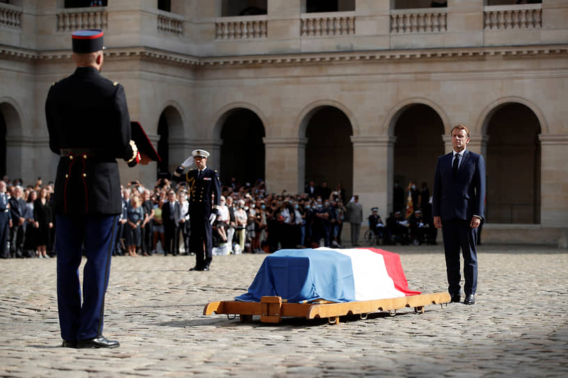 Национальную церемонию прощания провел президент Франции Эмманюэль Макрон (справа).  Он назвал Бельмондо «героем, прожившим на экране тысячи жизней». После речи президента прозвучал гимн Франции «Марсельеза»