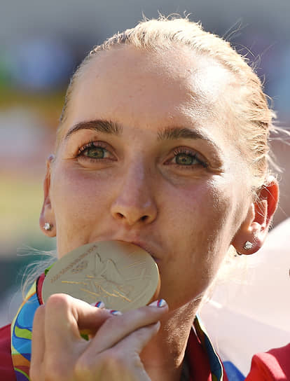 Елена Веснина с золотой медалью Олимпиады в Рио-де-Жанейро (2016 год)