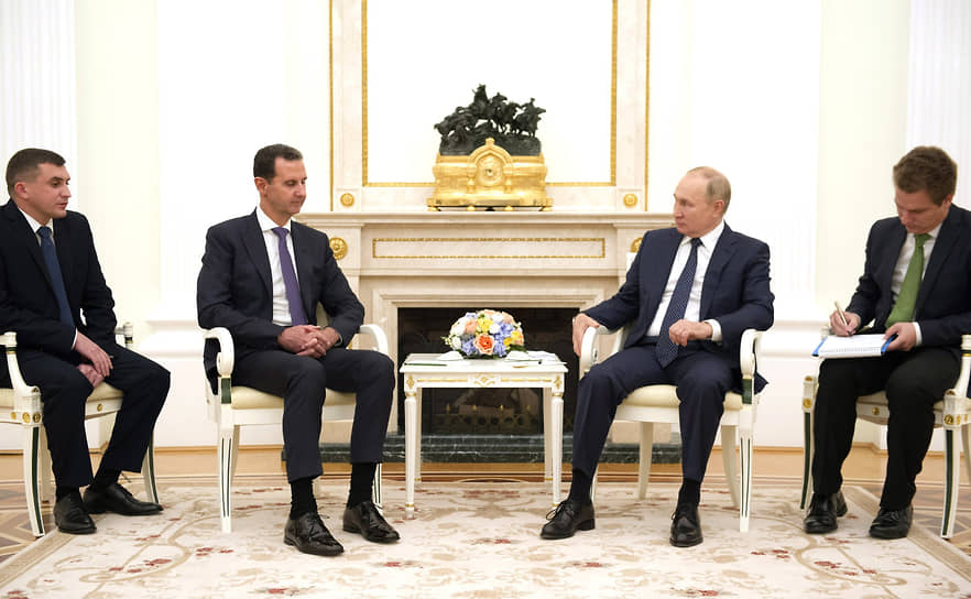 Президенты Сирии и России Башар Асад (второй слева) и Владимир Путин (третий слева)