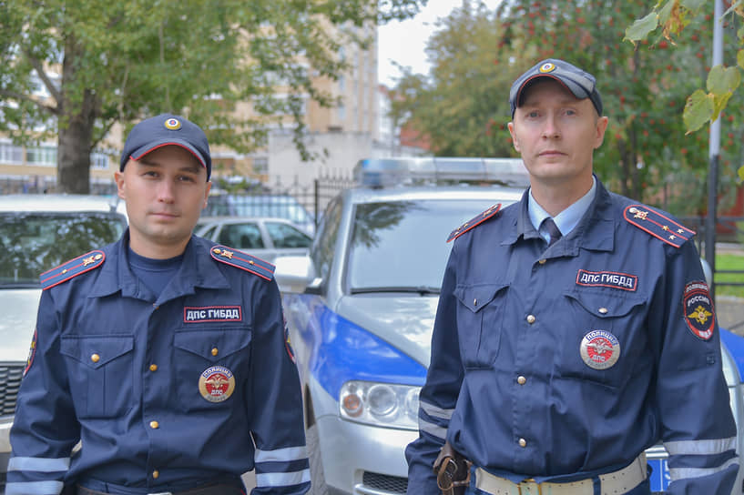 Младший лейтенант полиции Константин Калинин (слева) и старший лейтенант полиции Владимир Макаров