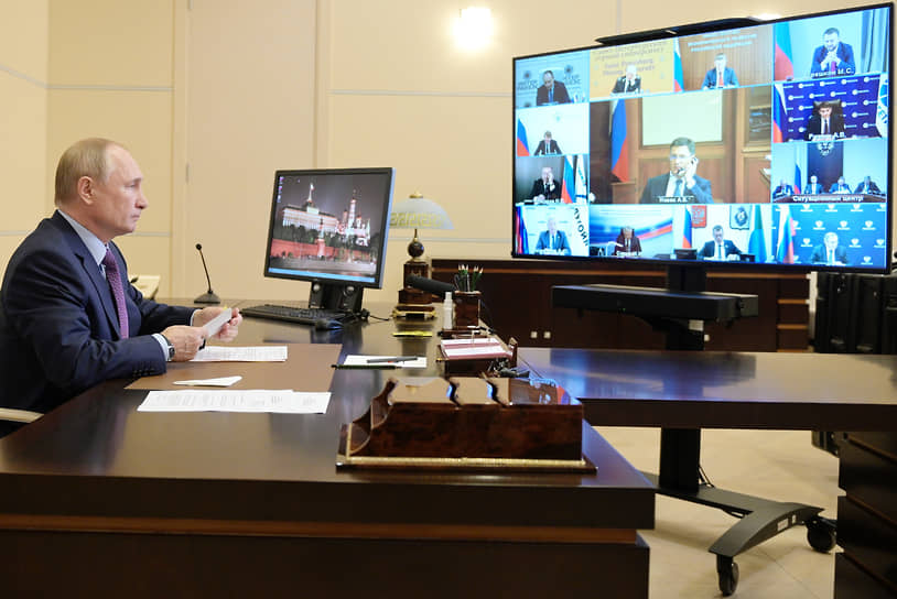 Президент России Владимир Путин проводит совещание в режиме видеоконференции