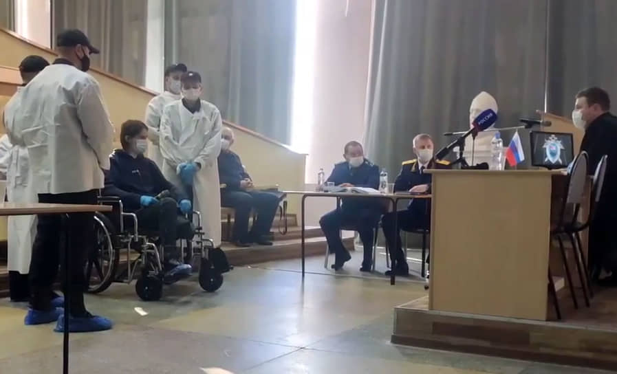Тимур Бекмансуров (в коляске) на выездном заседании суда в больнице