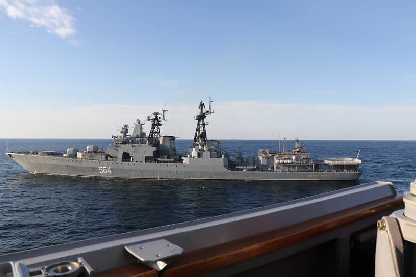 Фотография корабля Тихоокеанского флота «Адмирал Трибуц», сделанная с борта эсминца США Chafee 