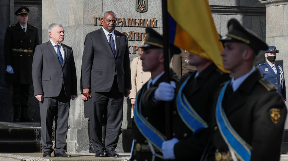 Министр обороны США Ллойд Остин со своим украинским коллегой Андреем Тараном (cлева)