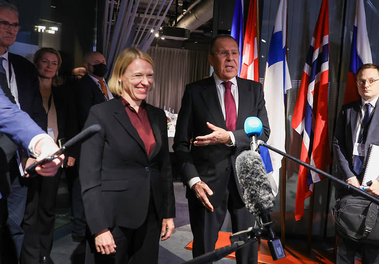 Министр иностранных дел России Сергей Лавров и министр иностранных дел Норвегии Анникен Хюитфельд во время пресс-подхода по итогам встречи в норвежском Тромсё