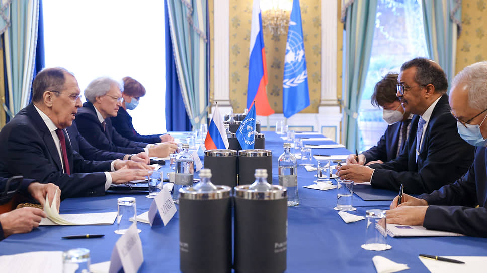 Глава МИД России Сергей Лавров (слева) на встрече с гендиректором ВОЗ Тедросом Адханомом Гебрейесусом 
