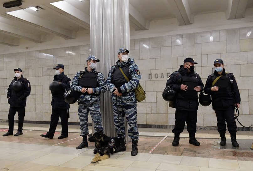 Сотрудники полиции в метро на акции националистов
