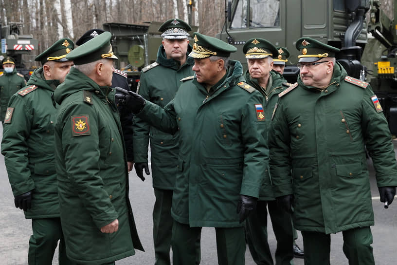 Министр обороны РФ Сергей Шойгу (в центре)