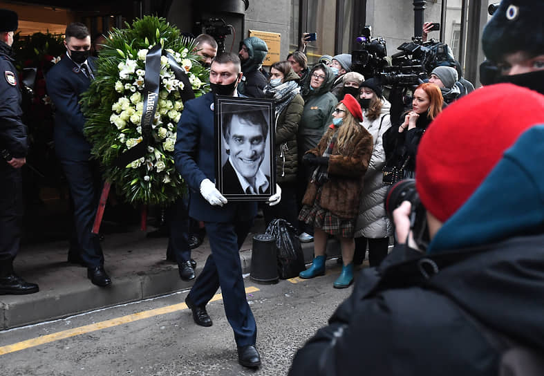 Валерия Гаркалина похоронили на Миусском кладбище в Москве, где покоится его супруга
