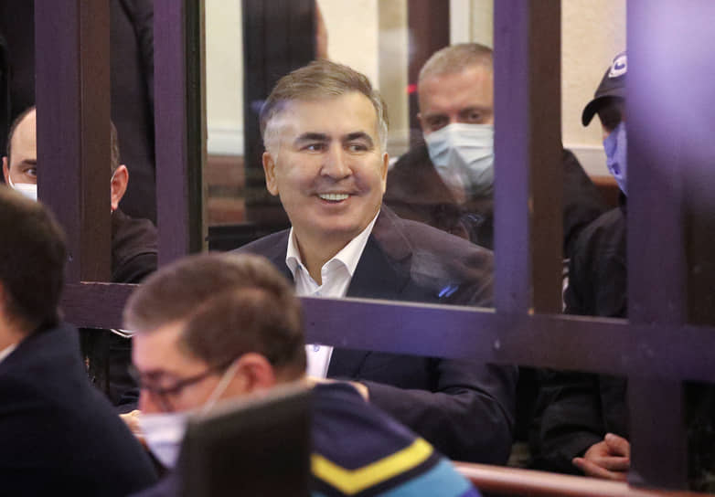 Михаил Саакашвили (в центре) в зале суда