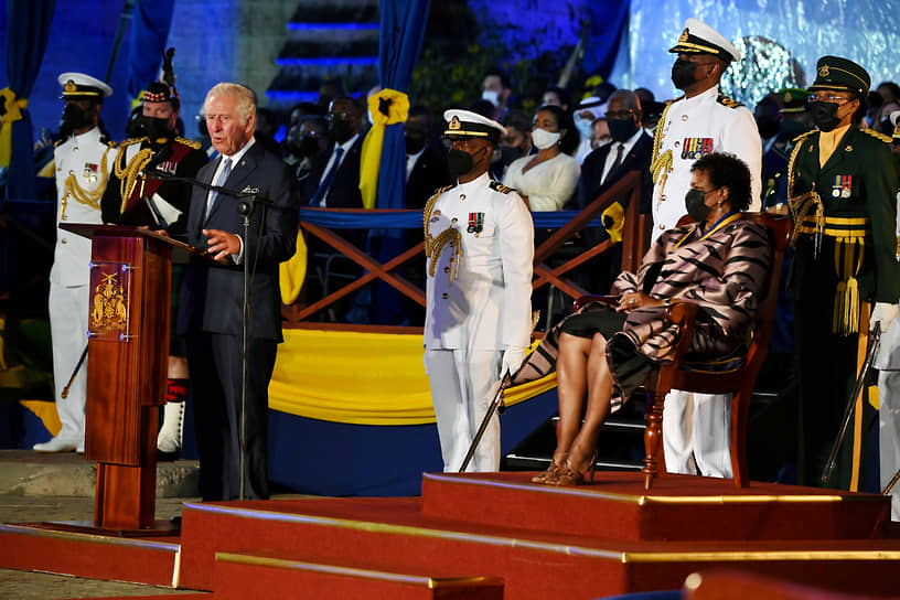Церемония инаугурации президента в Барбадосе. Наследник британского престола принц Уэльский Чарльз произносит речь с трибуны, президент Барбадоса Сандра Мейсон сидит в кресле