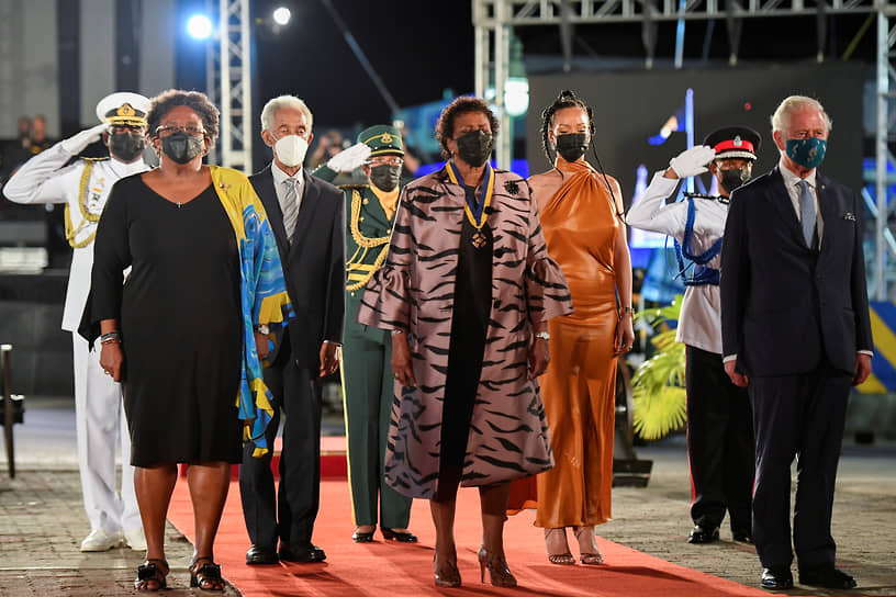 Слева направо: премьер-министр Барбадоса Миа Мотли, новый президент Сандра Масон, национальный герой Рианна и принц Чарльз