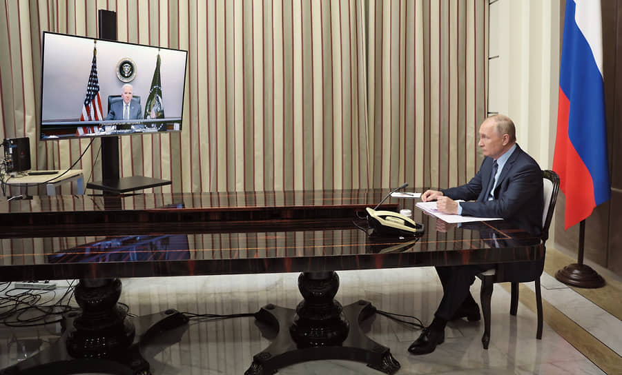 Владимир Путин во время разговора с Джо Байденом