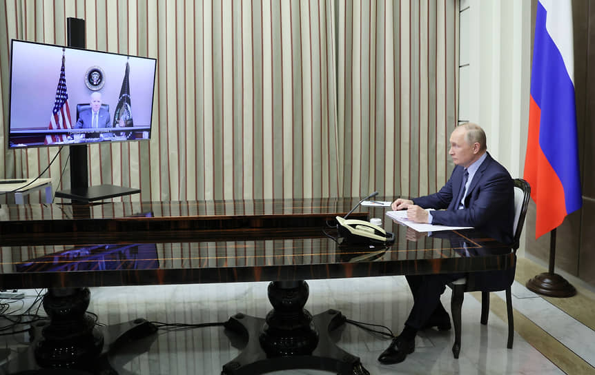 Владимир Путин во время видеоконференции с Джо Байденом