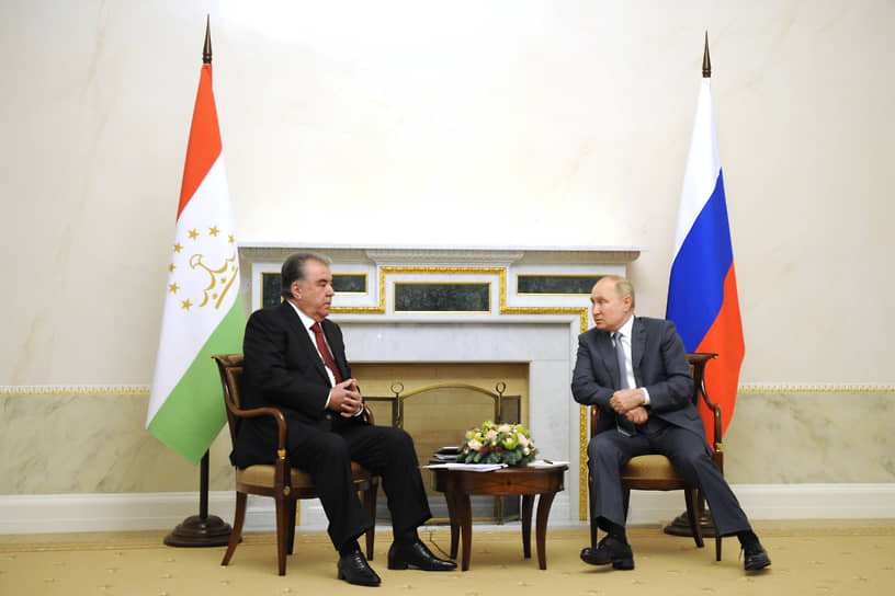 Президент Таджикистана Эмомали Рахмон (слева) и президент России Владимир Путин