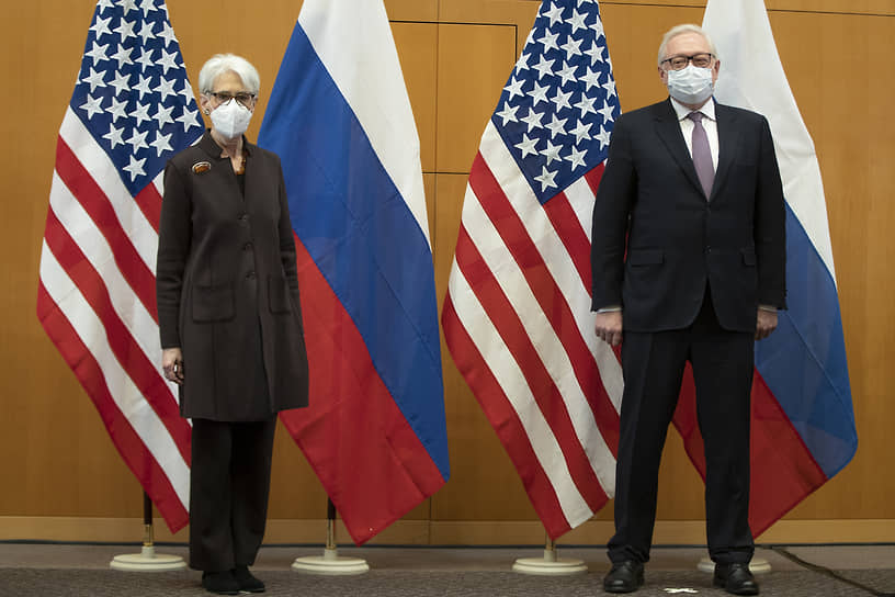 Заместитель госсекретаря США Уэнди Шерман (слева) и замминистра иностранных дел России Сергей Рябков 