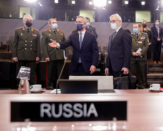 Генсек НАТО Йенс Столтенберг (в центре) и Замминистра иностранных дел России Александр Грушко (справа)