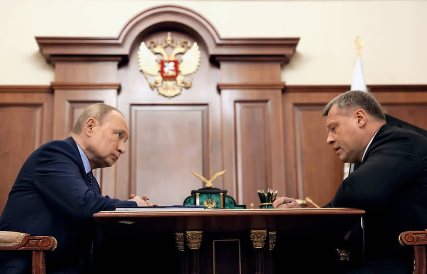 Владимир Путин (слева) и губернатор Астраханской области Игорь Бабушкин