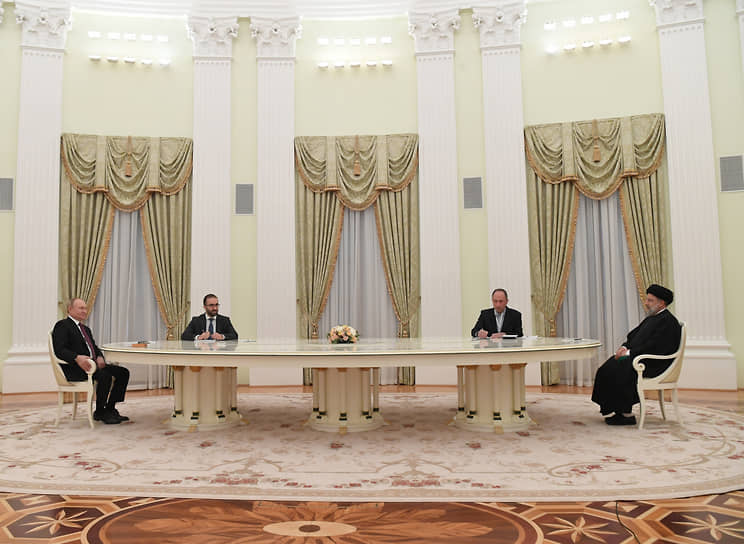 Президент России Владимир Путин (слева) и президент Исламской Республики Иран Сейед Эбрахим Раиси (справа) во время встречи