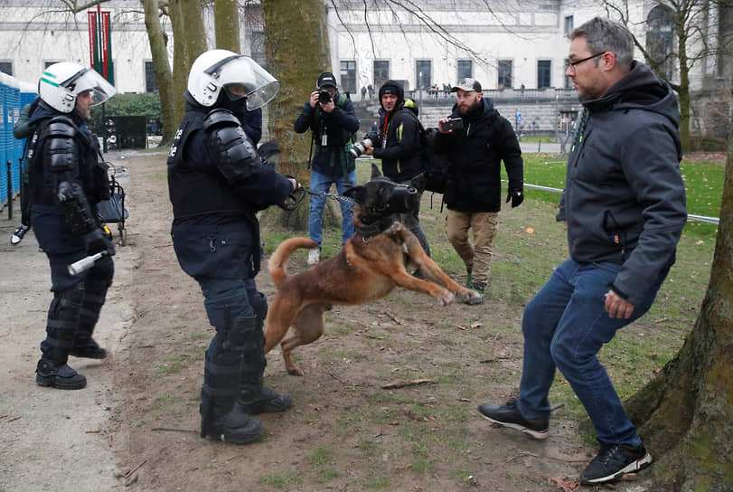 Полиция и участник акции протеста в Брюсселе