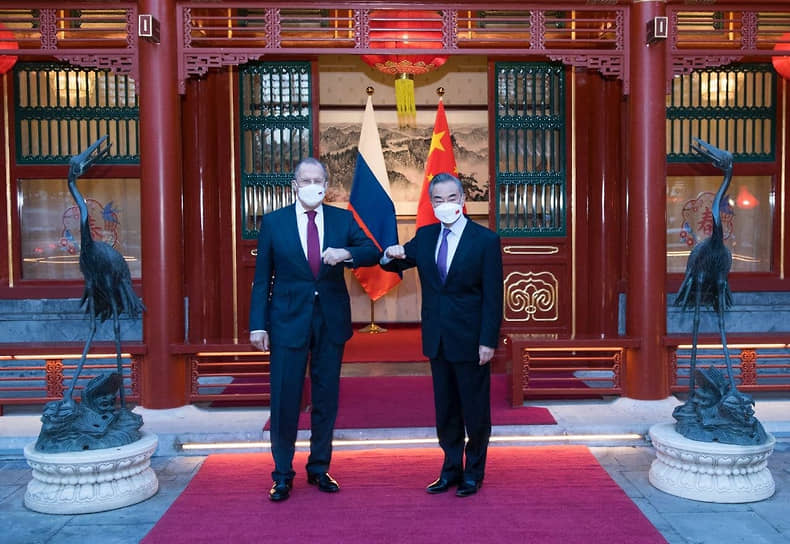 Министры иностранных дел России и Китая Сергей Лавров (слева) и Ван И на переговорах в Пекине