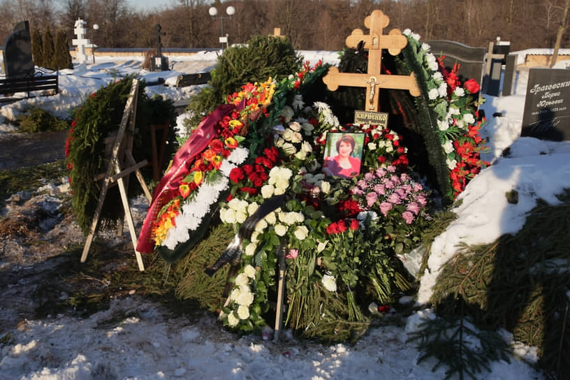 Цветы и фотография на могиле артистки Зинаиды Кириенко на Троекуровском кладбище