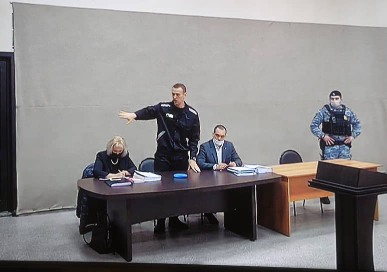Алексей Навальный (в центре) и адвокаты Ольга Михайлова и Вадим Кобзев во время заседания