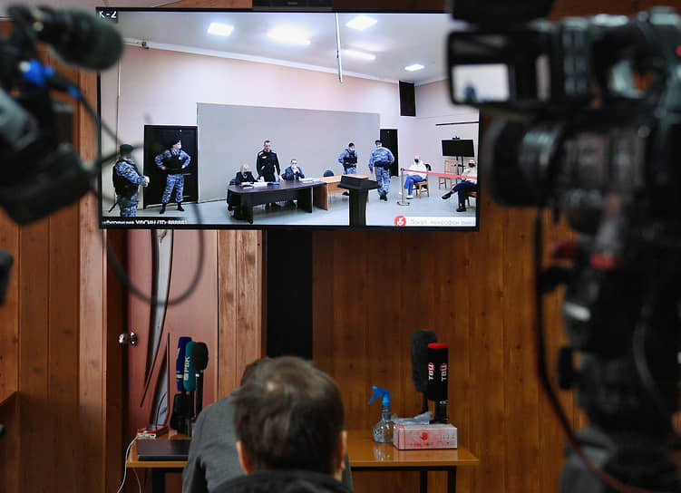 Заседание по новому делу в отношении Алексея Навального (в центре, стоит) 