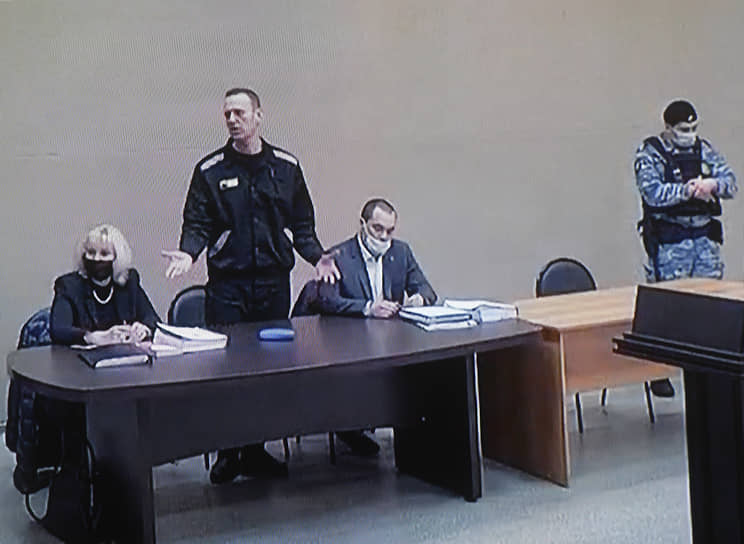 Алексей Навальный (второй слева), адвокаты Ольга Михайлова (слева) и Вадим Кобзев (второй справа) во время заседания